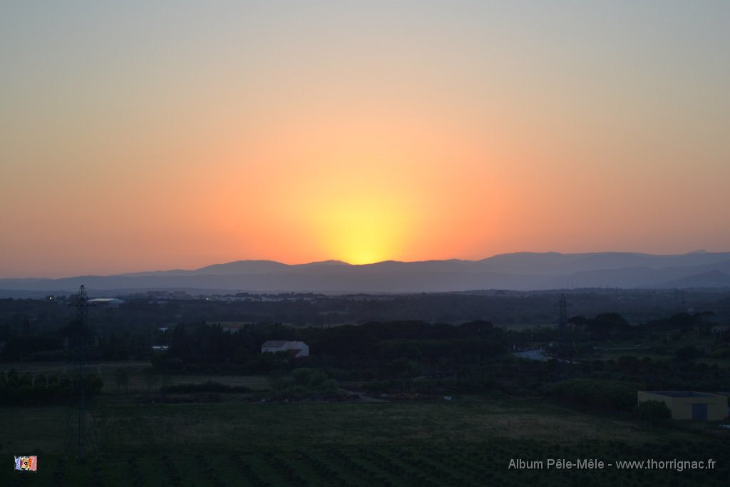 DSC 0015.JPG - Coucher de soleil sur le massif des Maures. 15 juin 2012. 20H10